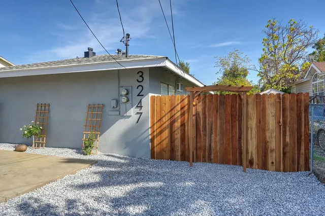 a view of a backyard
