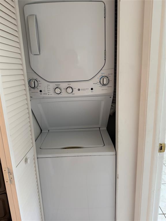 6040 Shaker Wood Circle, Unit 205 Tamarac, FL 33319 - Photo 8 of 14 a utility room with dryer and washer