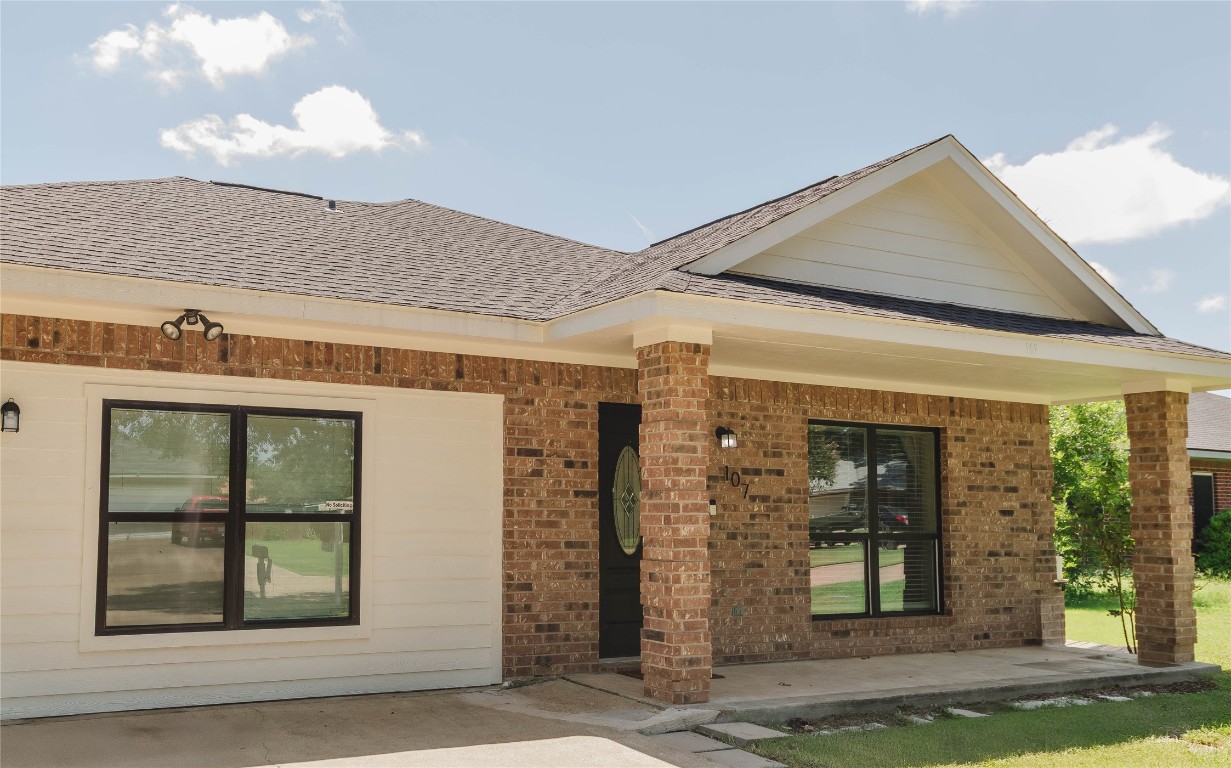 107 Silver Fox Waco, TX 76705 - Photo 4 of 33 a front view of a house with a porch
