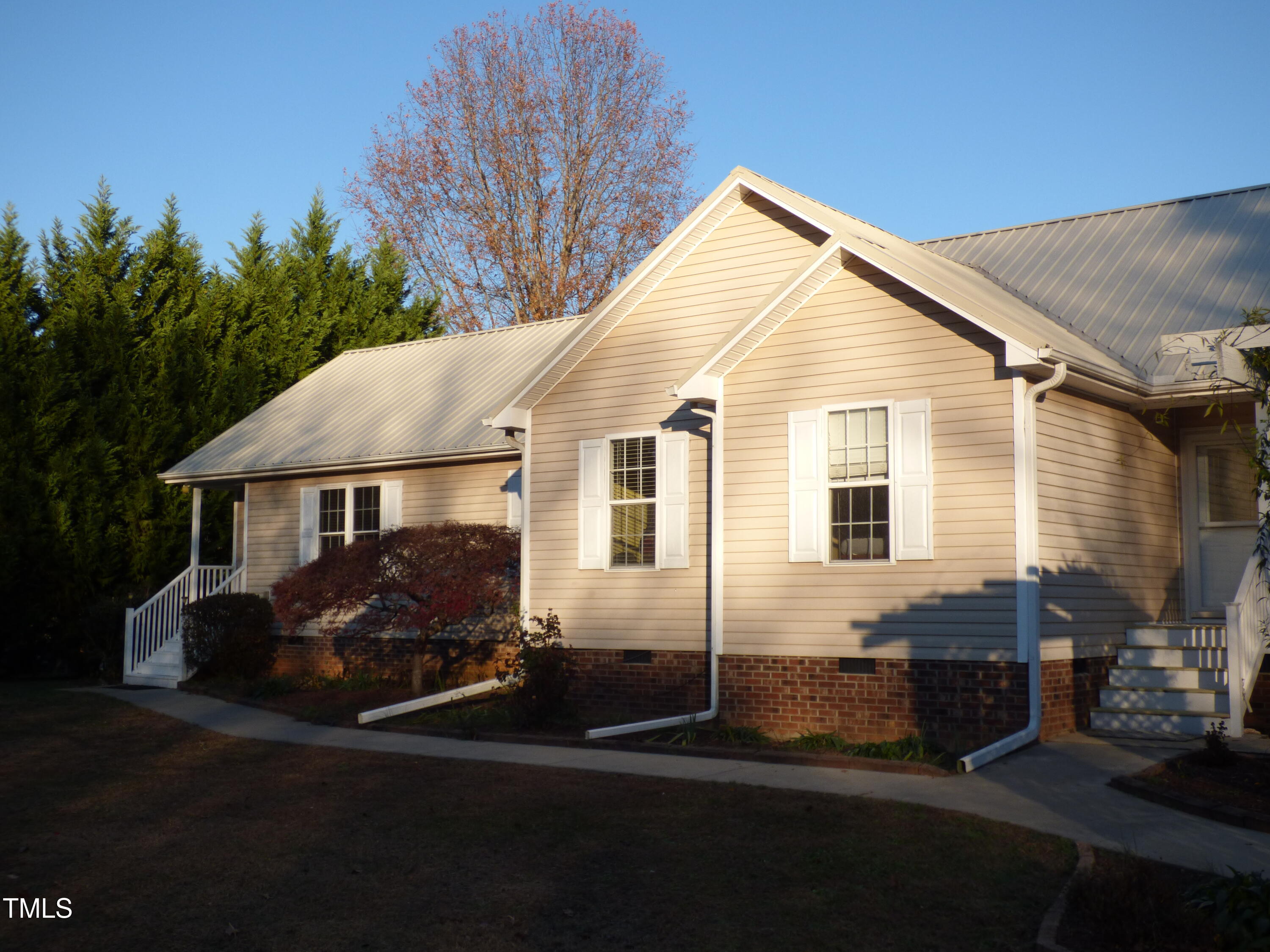 5539 Fieldview Road Mebane, NC 27302 - Photo 10 of 49 outside front both steps