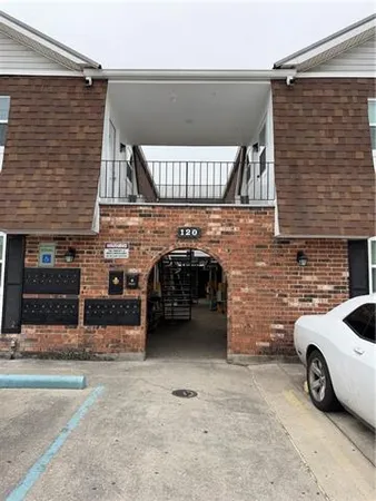 $850 | 120 Houma Boulevard, Unit 2, Metairie, LA 70001
