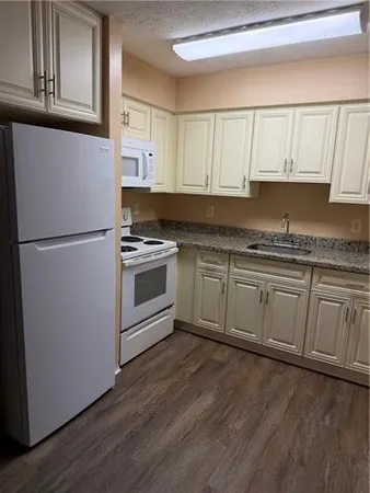 $850 | 120 Houma Boulevard, Unit 2, Metairie, LA 70001