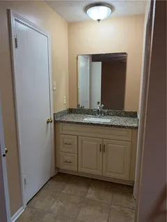 $850 | 120 Houma Boulevard, Unit 2, Metairie, LA 70001