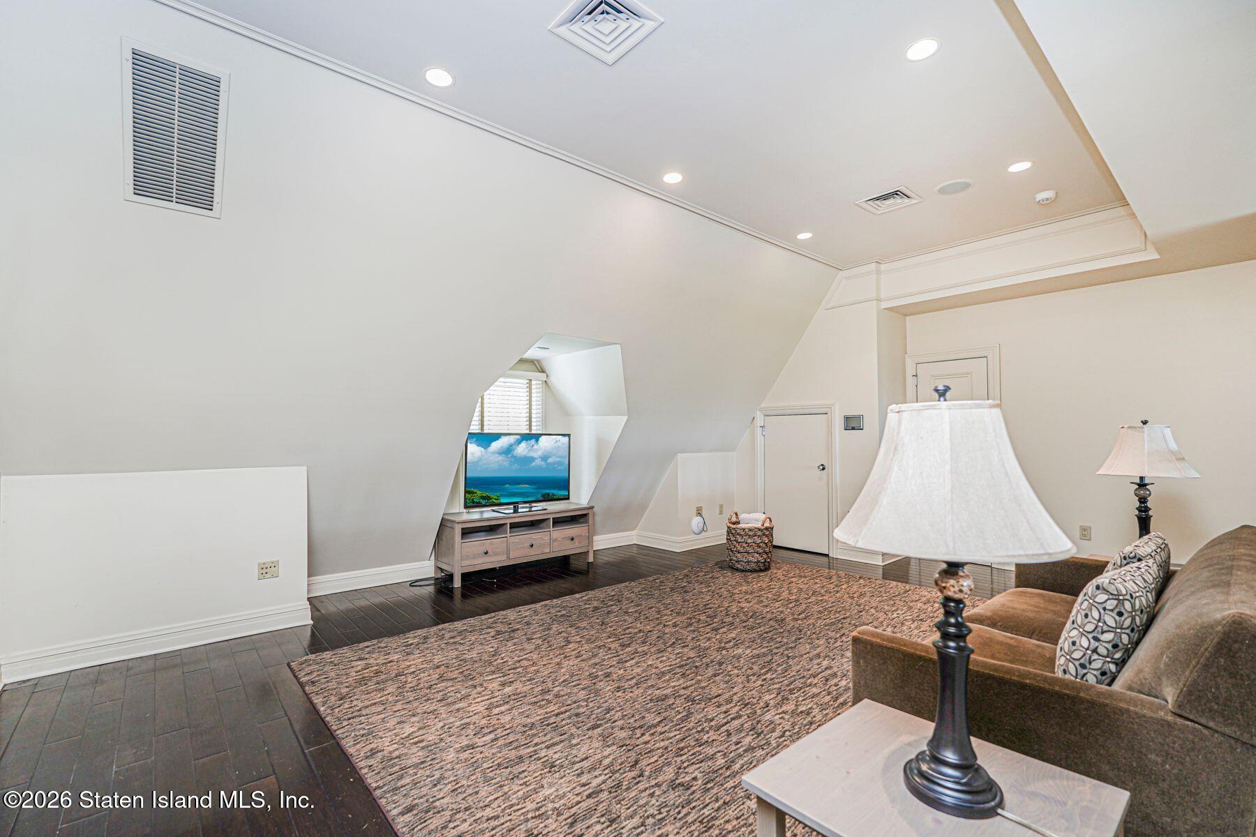 125 Benedict Road Staten Island, NY 10304 - Photo 58 of 96 125 lounge room