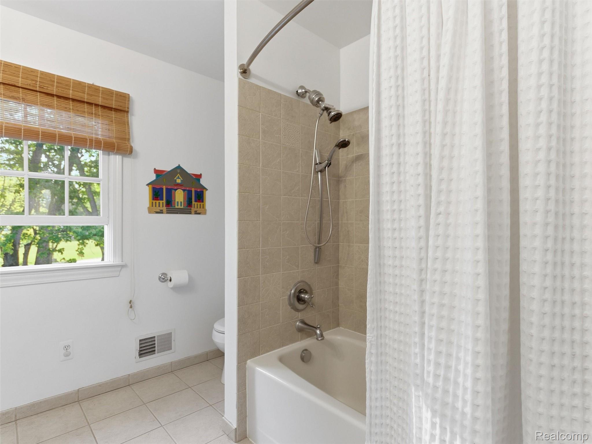 1185 Avon Circle West Rochester, MI 48309 - Photo 43 of 74 Full bath with shower / bath combo