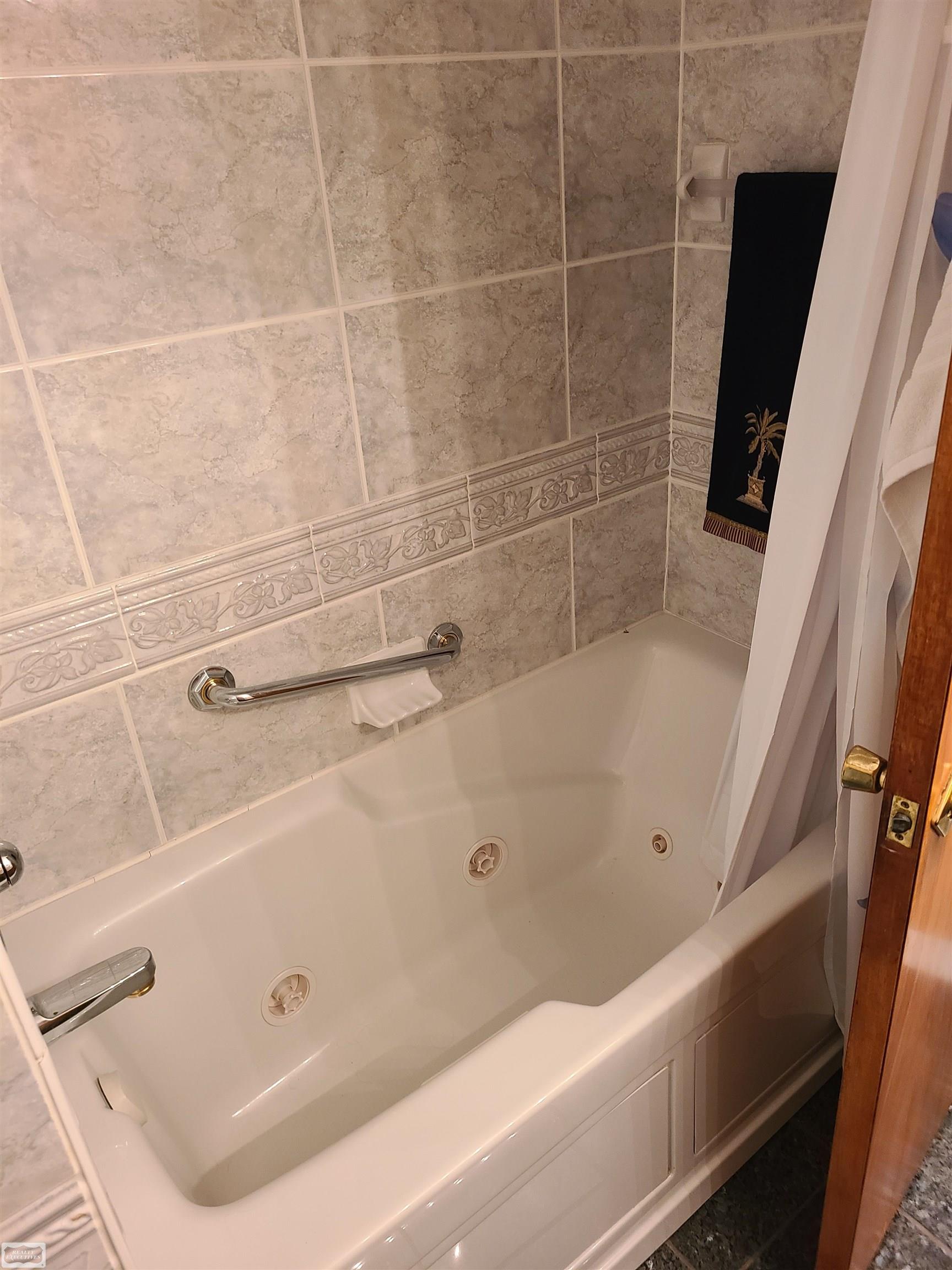 29621 Schoenherr Road Warren, MI 48088 - Photo 12 of 23 50092804-11.JPG