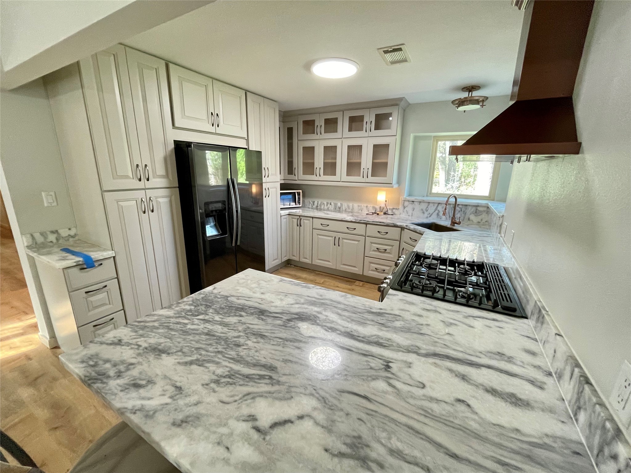 216 Woerner Road Houston, TX 77090 - Photo 20 of 33 a kitchen with a stove a refrigerator and a sink