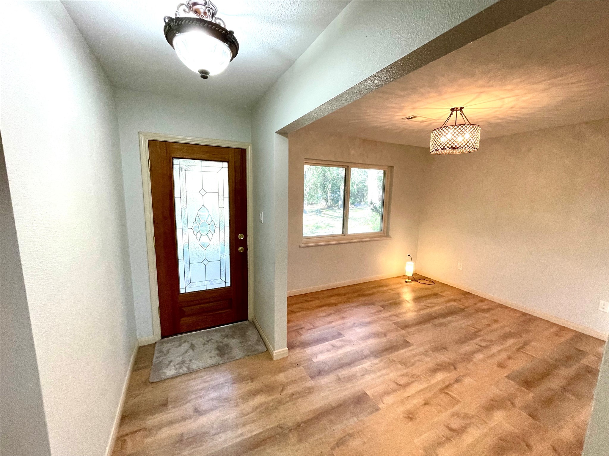 216 Woerner Road Houston, TX 77090 - Photo 4 of 33 an empty room with windows and ceiling fan