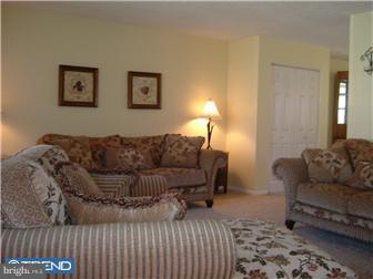 12333 Dunks Ferry Road Philadelphia, PA 19154 - Photo 2 of 12 Living Room