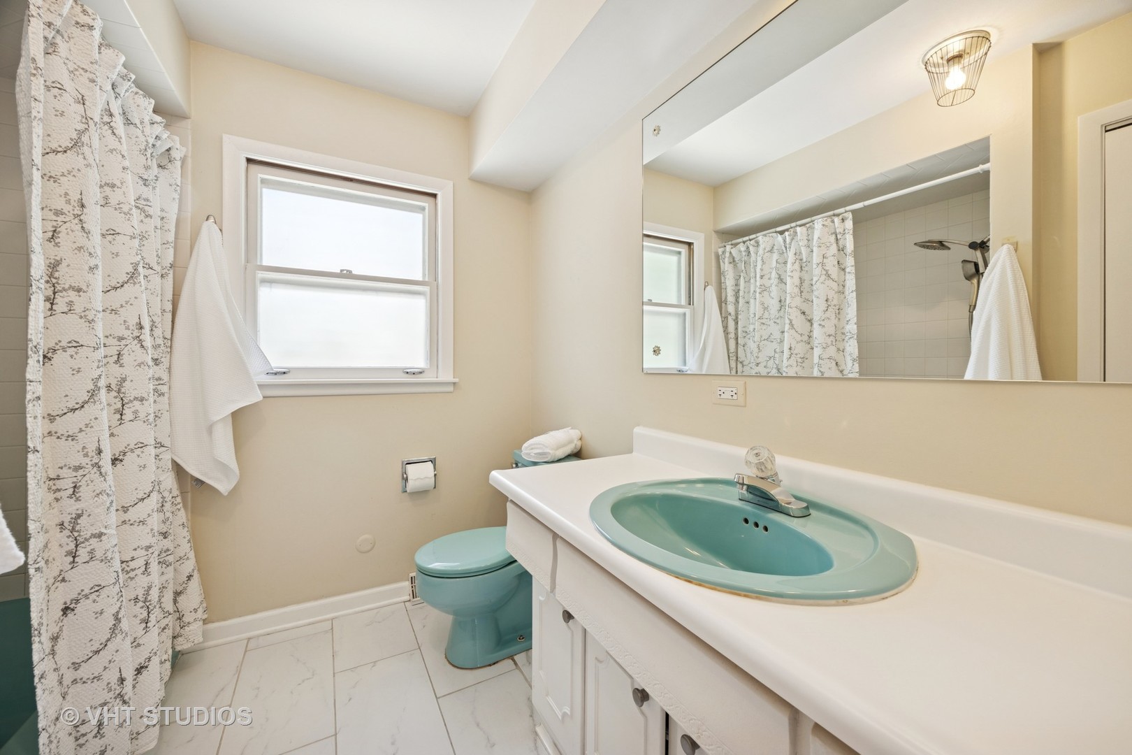 125 Barrypoint Road Riverside, IL 60546 - Photo 19 of 30 a bathroom with a sink and a toilet