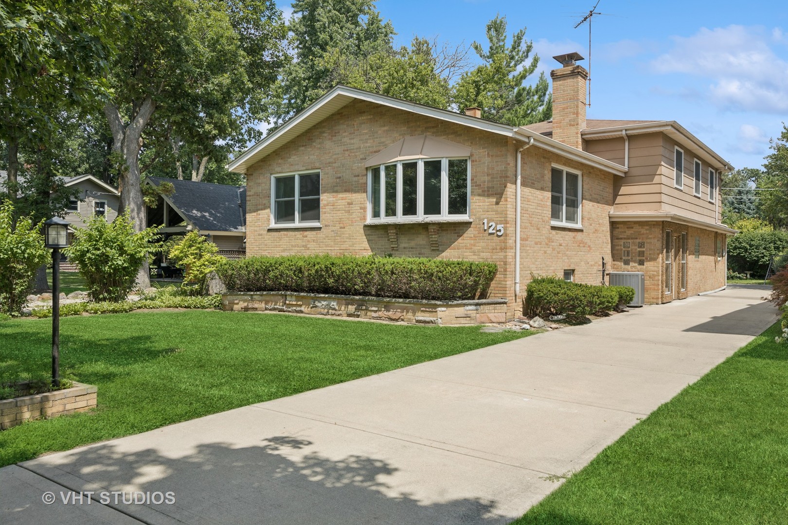 125 Barrypoint Road Riverside, IL 60546 - Photo 2 of 30 a view of a yard in front of house