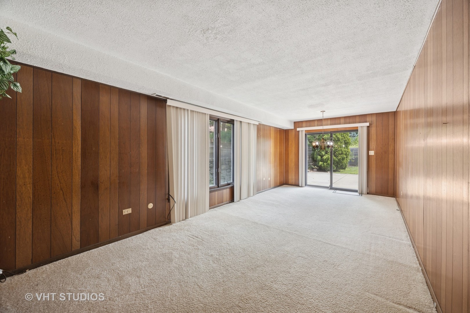 125 Barrypoint Road Riverside, IL 60546 - Photo 22 of 30 a view of a room with windows and closet