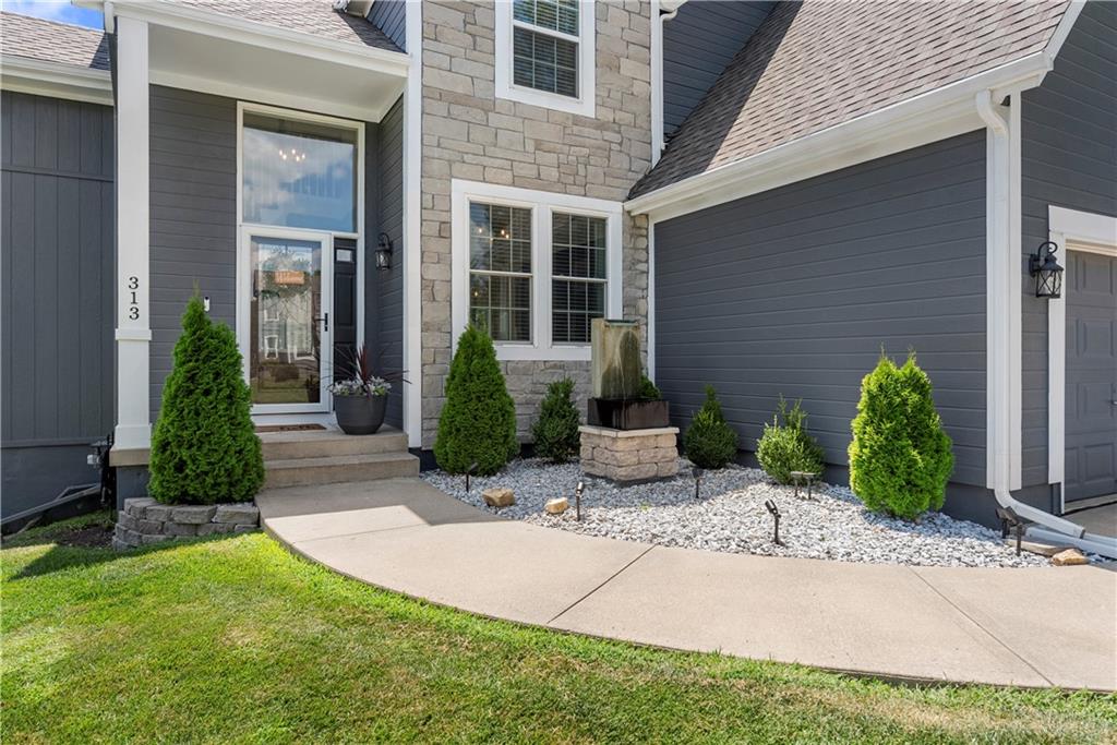 313 Southwest Seagull Street Lee's Summit, MO 64082 - Photo 2 of 43