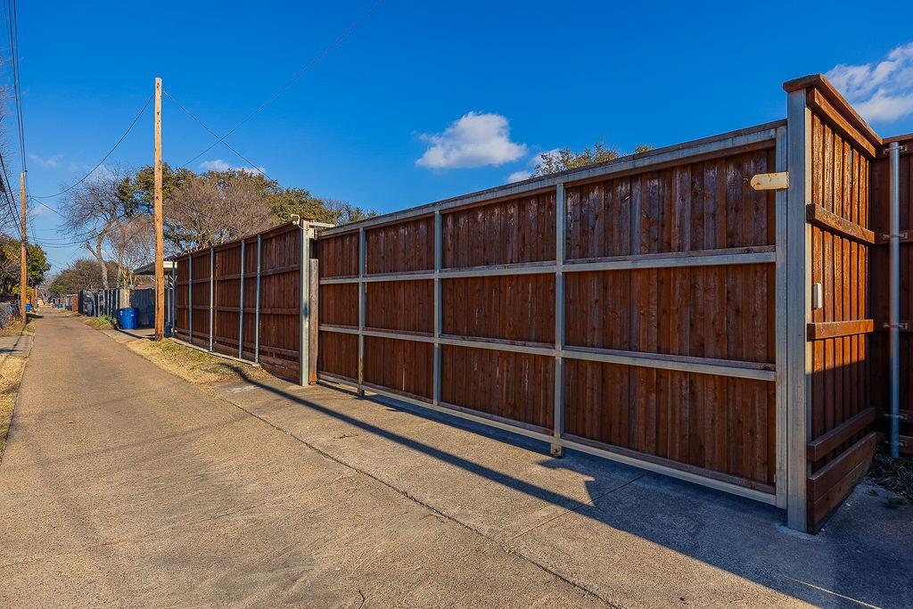 8415 Hunnicut Road Dallas, TX 75228 - Photo 4 of 39