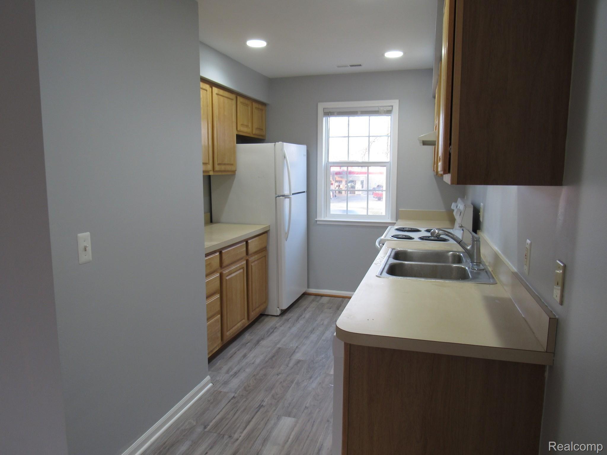 1125 Eureka Road, Unit 203 Wyandotte, MI 48192 - Photo 7 of 17 1125 EUREKA #203