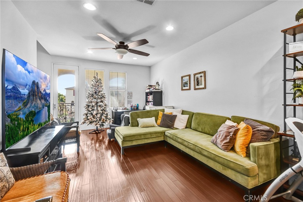 827 East Promenade, Unit E Azusa, CA 91702 - Photo 5 of 32