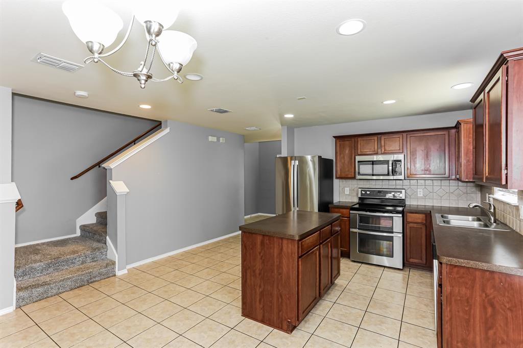 9233 Monument Court Fort Worth, TX 76244 - Photo 9 of 25