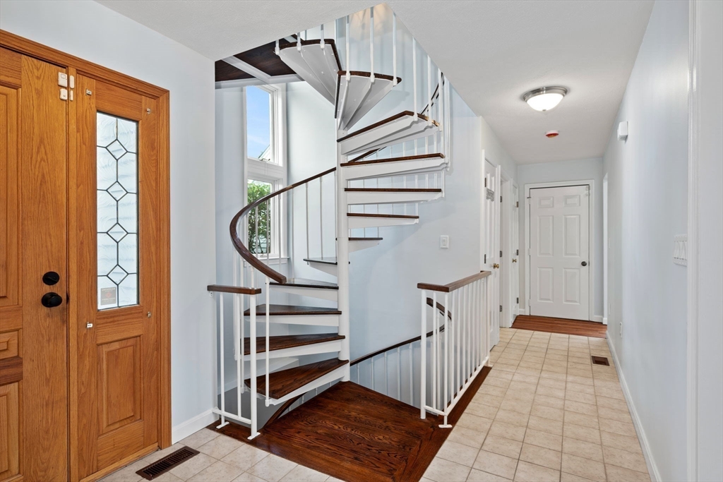 20 Blacksmith Way Saugus, MA 01906 - Photo 4 of 42