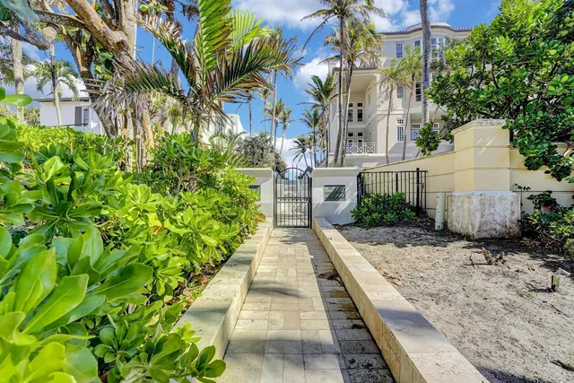 a view of a pathway with house on both side