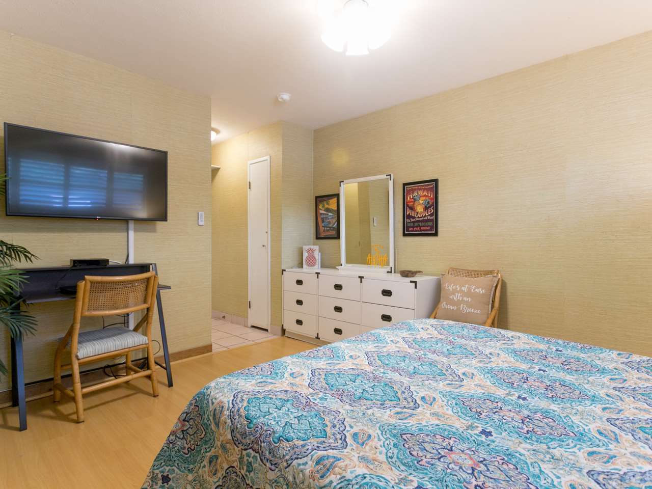2075 South Kihei Road, Unit 113 Kihei, HI 96753 - Photo 11 of 24 a bedroom with a bed and a chair