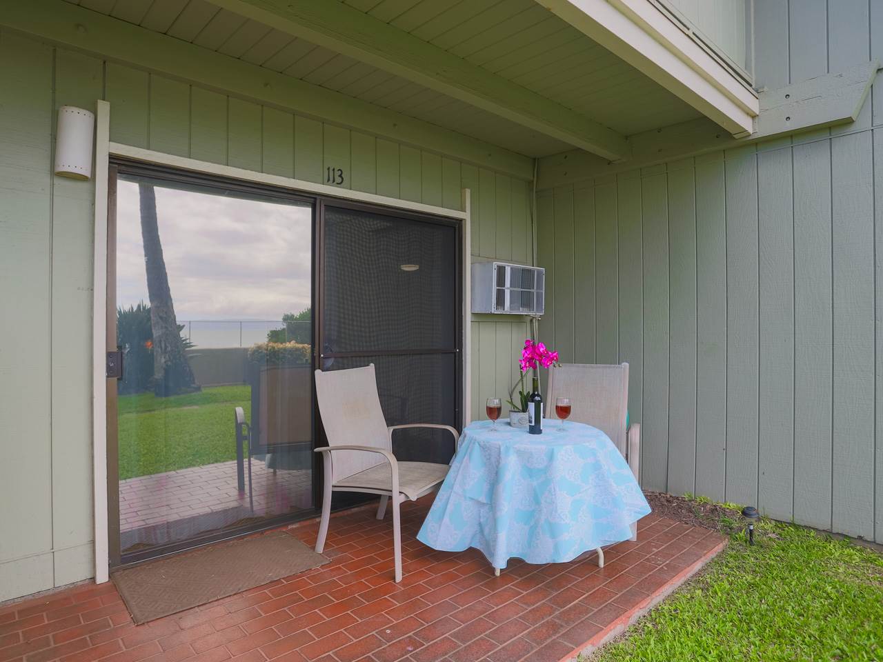 2075 South Kihei Road, Unit 113 Kihei, HI 96753 - Photo 18 of 24 a workspace with furniture and a window