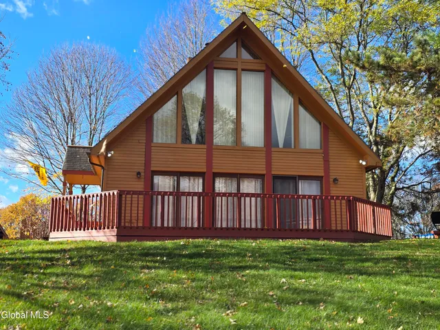$232,000 | 10 Ridgecrest Way, Whitehall, NY 12887
