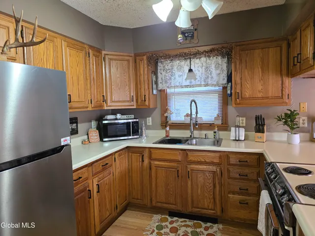 $232,000 | 10 Ridgecrest Way, Whitehall, NY 12887