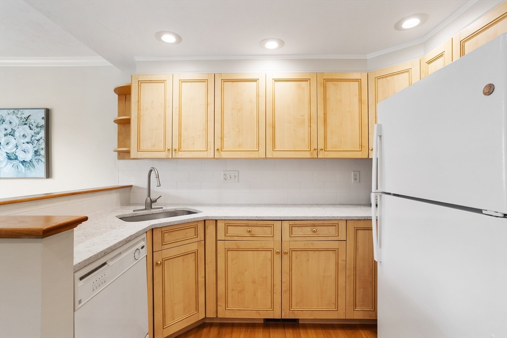 6 Rotherham Way, Unit E Hudson, MA 01749 - Photo 8 of 40 Gallery Image 8