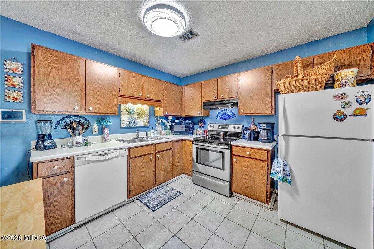 122 Wesleyan Way Macon, GA 31210 - Photo 10 of 20 a kitchen with granite countertop appliances a sink and a refrigerator