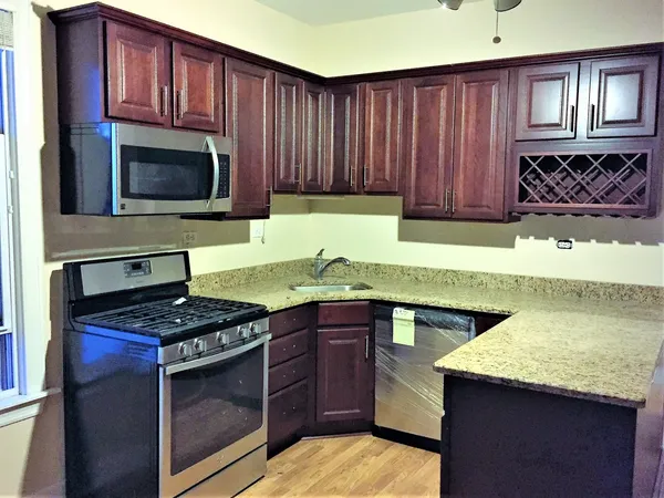 $2,000 | 3926 West Byron Street, Unit 2, Chicago, IL 60618