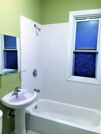 $2,000 | 3926 West Byron Street, Unit 2, Chicago, IL 60618