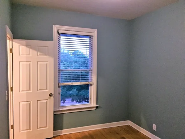 $2,000 | 3926 West Byron Street, Unit 2, Chicago, IL 60618