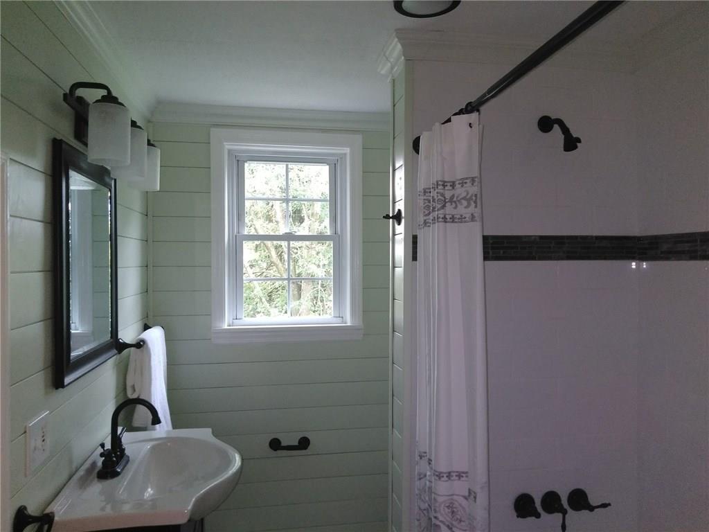 400 Jefferson Road Pittsburgh, PA 15235 - Photo 16 of 17 Upper Full Bath