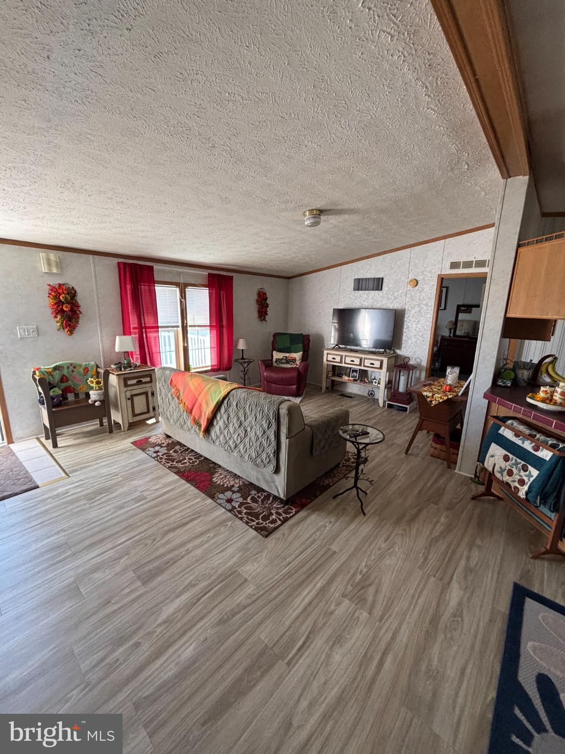 511 Sykesville Road, Unit 25 Wrightstown, NJ 08562 - Photo 4 of 9 Cozy living space with vibrant accents.