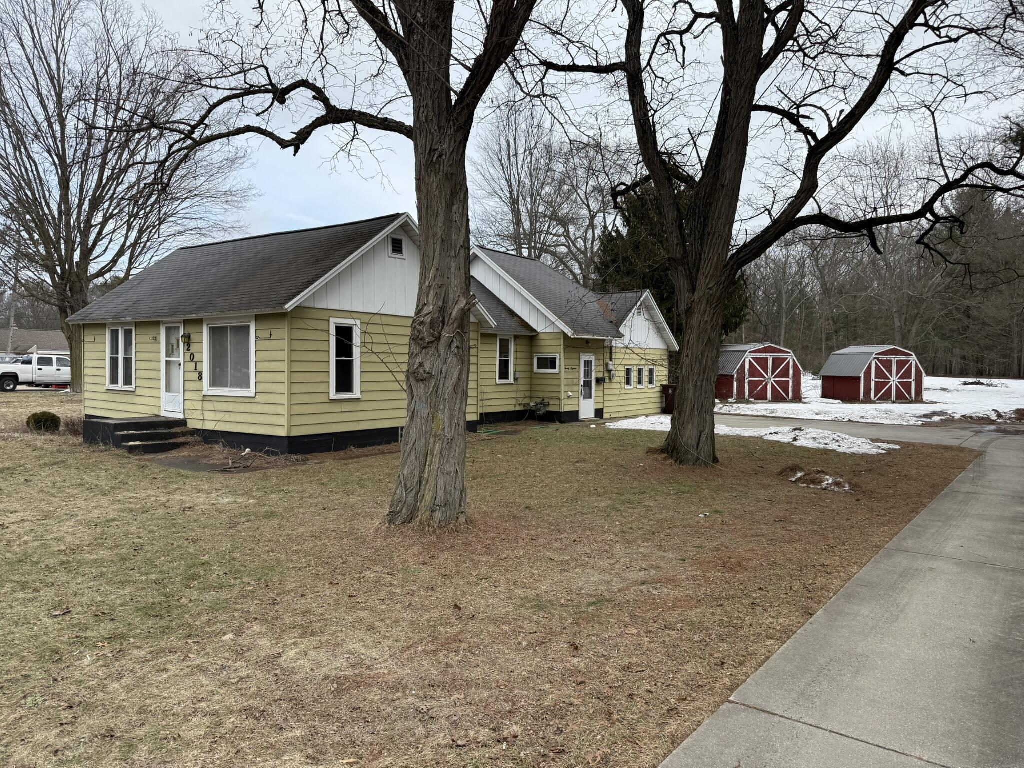 2018 Whitehall Road Muskegon, MI 49445 - Photo 2 of 16 IMG_7765
