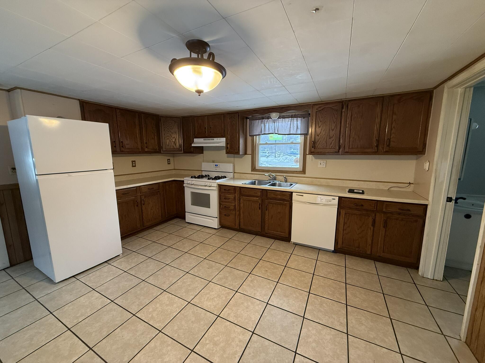 2018 Whitehall Road Muskegon, MI 49445 - Photo 6 of 16 IMG_7735