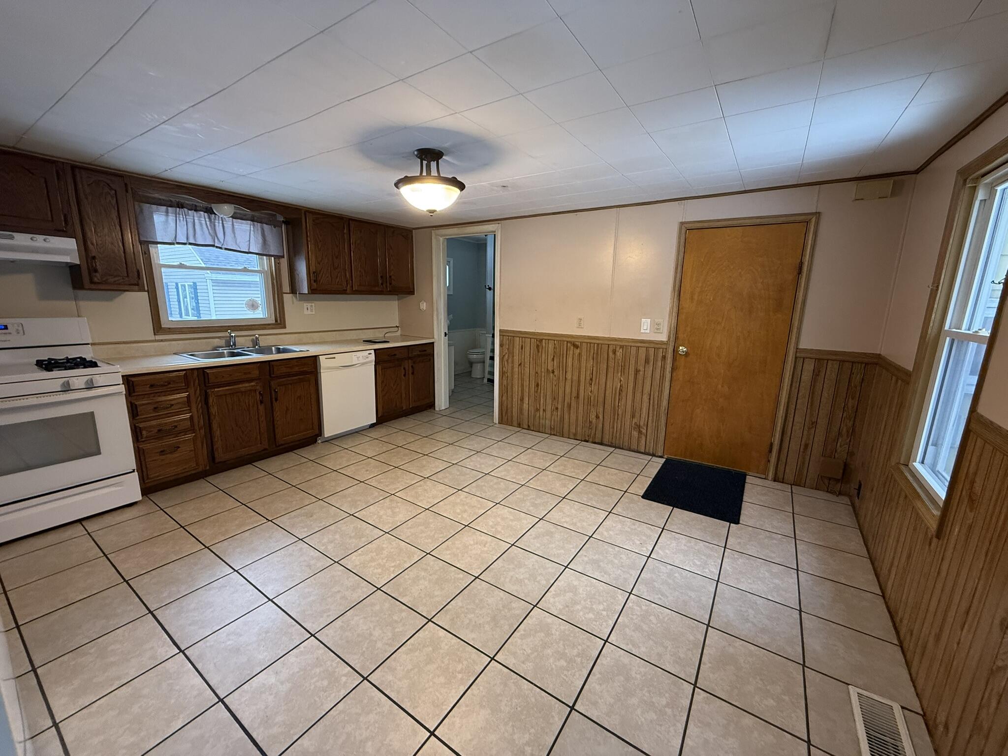 2018 Whitehall Road Muskegon, MI 49445 - Photo 7 of 16 IMG_7736
