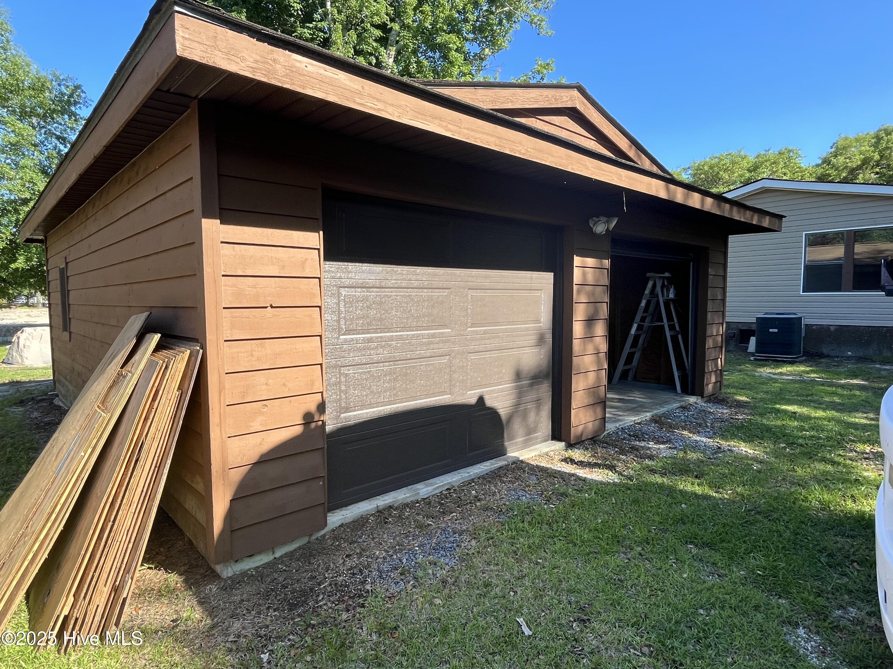 202 Susans Drive Hampstead, NC 28443 - Photo 4 of 18 2 Car Detached Garage