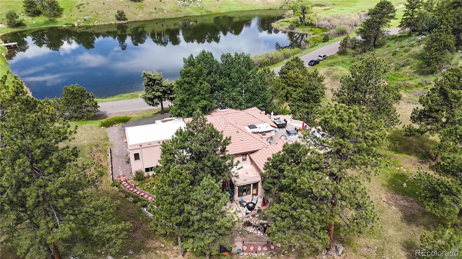 an aerial view of a house with outdoor space and lake view