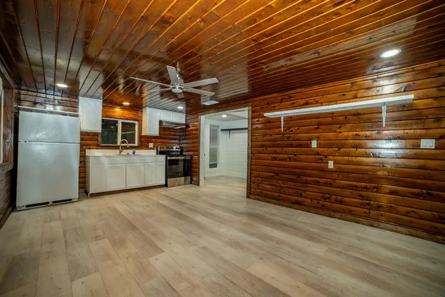 a view of a storage & utility room