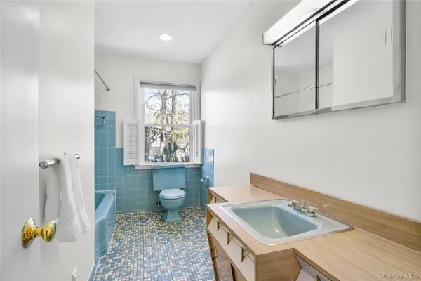 $6,000 | 25 Woodhollow Lane, New Rochelle, NY 10804