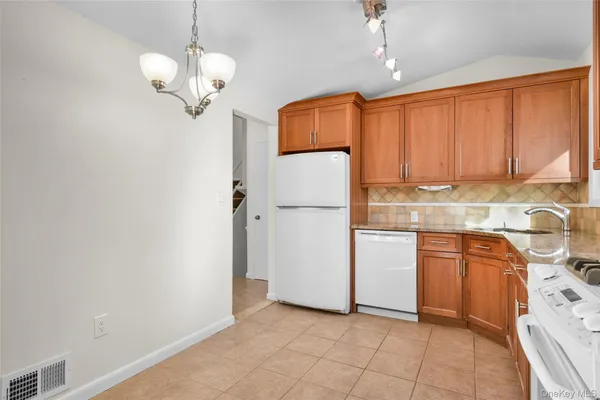 $6,000 | 25 Woodhollow Lane, New Rochelle, NY 10804