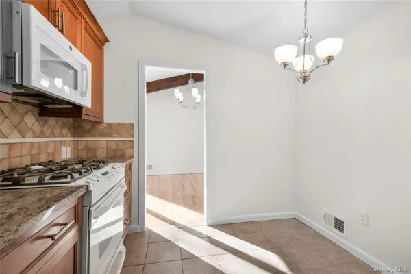$6,000 | 25 Woodhollow Lane, New Rochelle, NY 10804