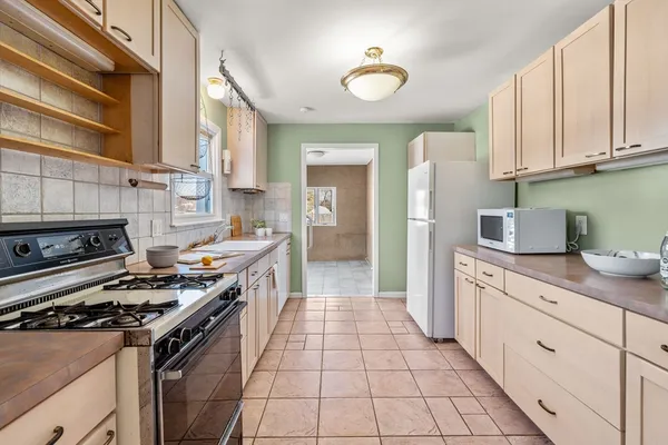 $565,000 | 28 Patriot Street, North Andover, MA 01845