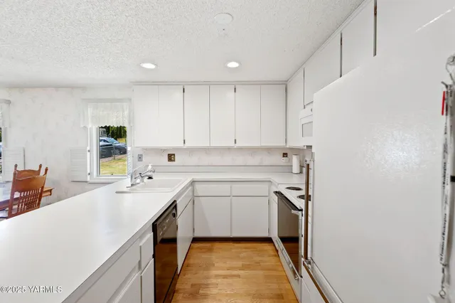 a view of a big room with closet and windows