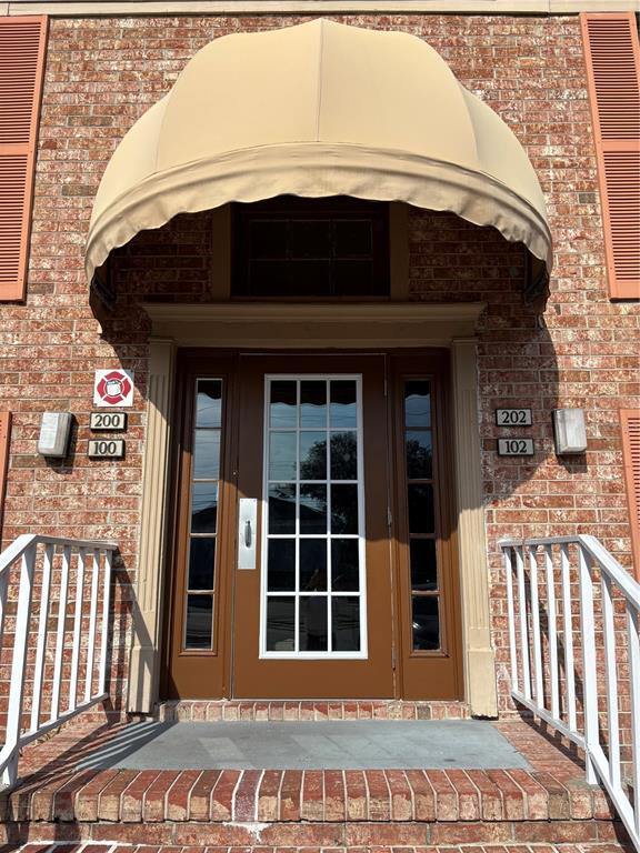 404 Banyon Tree Circle, Unit 200 Maitland, FL 32751 - Photo 11 of 11 a view of a house with a door and a rug