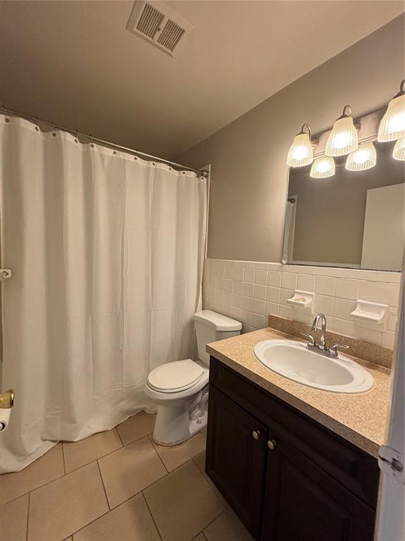 404 Banyon Tree Circle, Unit 200 Maitland, FL 32751 - Photo 8 of 11 a bathroom with a sink vanity and a toilet