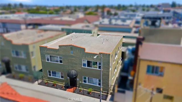 a view of entryway with a workspace