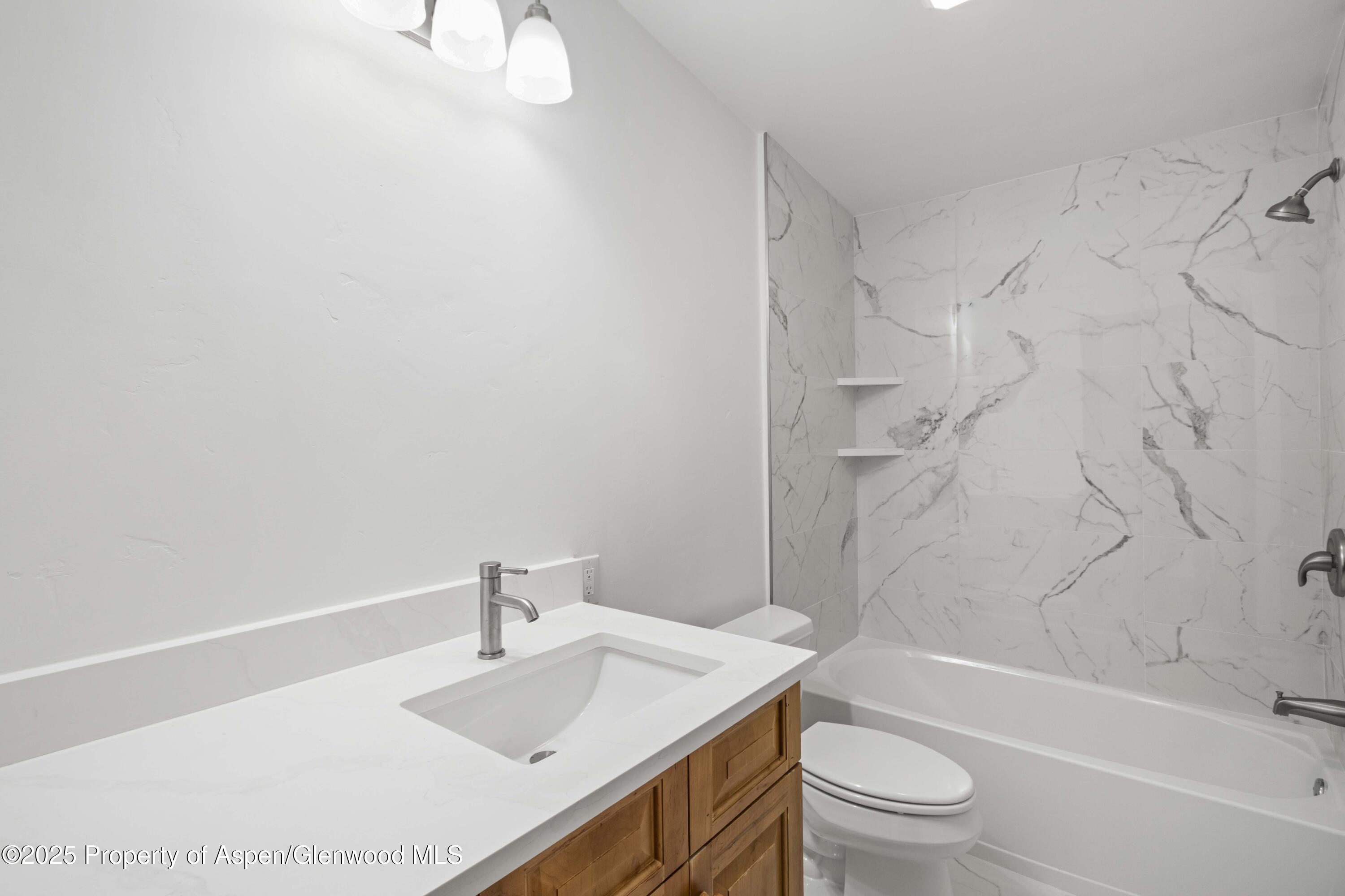 161 James Circle El Jebel, CO 81623 - Photo 7 of 24 a bathroom with a sink toilet and bathtub