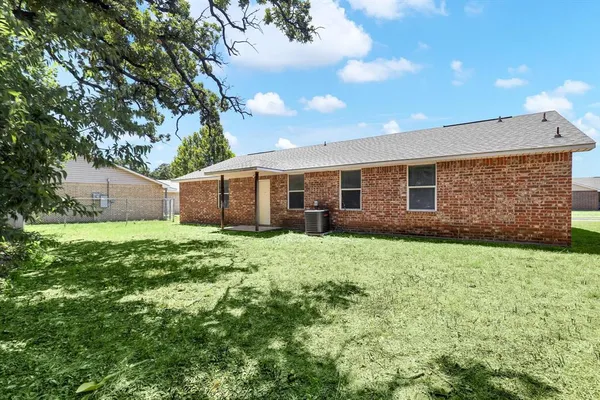 $1,650 | 206 Bobbie Ann Court, Granbury, TX 76049
